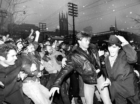 Noin kolmisataapäinen ihailijajoukko piiritti Nick Rhodesia Torontossa joulukuussa 1985.