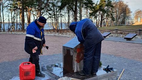 Suomalaisten sankarihaudan muistomerkkiä puhdistettiin Primorskissa tiistaina kaupungin työntekijöiden voimin. Vaikka kiville valeltu maali oli paksua, sen poistamisessa onnistuttiin tiistain aikana jo liki täysin.