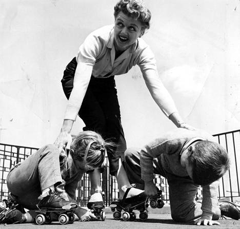 Deirdre, 4, ja Anthony, 5, kävivät tapaamassa äitiään Angelaa, joka näytteli New Yorkissa Hotel Paradiso -näytelmässä vuonna 1957.