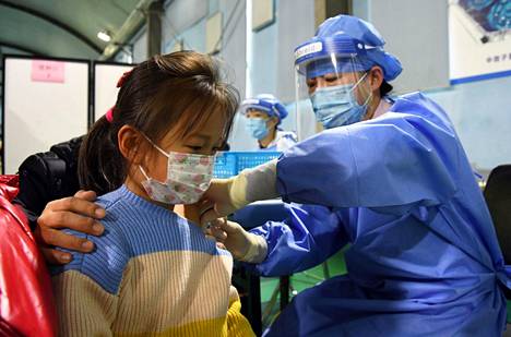 Piikki Pekingissä. Kiina rokottaa jo 3-vuotiaita ja sitä vanhempia lapsia.