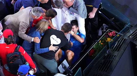 Sinipaitainen Novak Djokovic itki katsomossa.