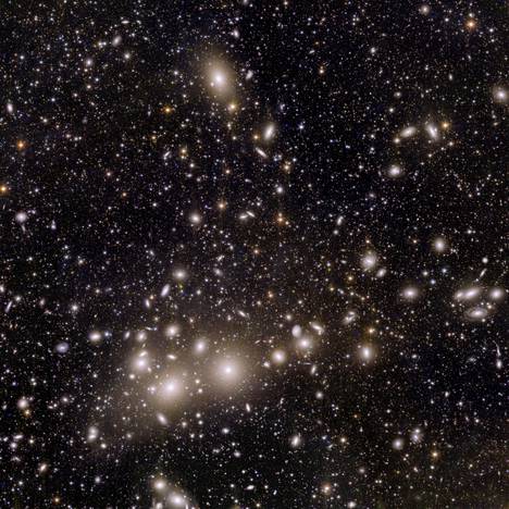 Tässä kuvassa on Perseus-galaksijoukkoon kuuluvia, ja muita kauempana olevia galakseja.