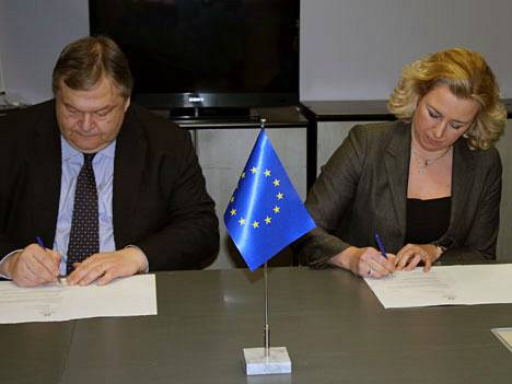 Tämä on ainoa julkisuuteen toimitettu valokuva vakuussopimuksen allekirjoittamisesta. Suomen mukaan Kreikka esti viestimien pääsyn tilaisuuteen.