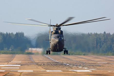 Mi-26 -kuljetushelikopterin kerrotaan vieneen saareen rakennustarvikkeita.
