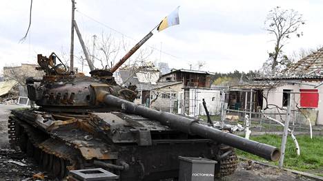Kuvassa poltettu venäläinen panssarivaunu Butshassa Ukrainassa 21. huhtikuuta 2022.