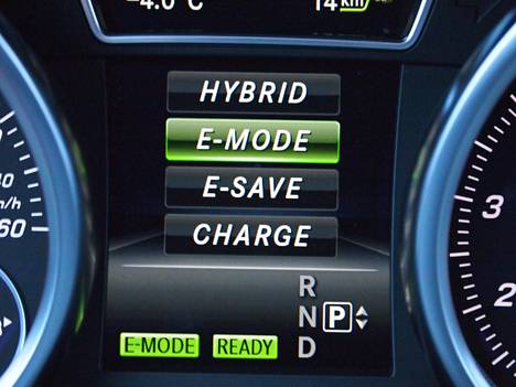 Mercedeksen ladattavassa GLE-mallissa kuljettaja voi valita mitä käyttövoimaa auto milloinkin käyttää.