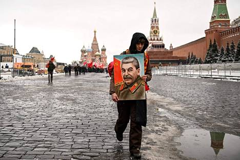 Venäjän kommunistisen puolueen kannattaja kantoi Stalinin kuvaa Moskovan Punaisella torilla.