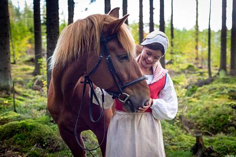 Mari Varonen toimii myös kouluratsastustuomarina. Oman hevosensa hän myi viime kesänä.