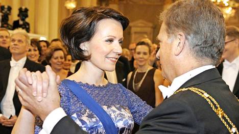 Rouva Jenni Haukio ja presidentti Sauli Niinistö tanssivat Presidentinlinnassa 6. joulukuuta 2012.
