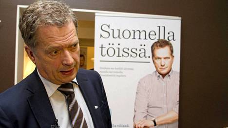 Kokoomuksen presidenttiehdokas Sauli Niinistö kertoi vaalikampanjansa etenemisestä tiedotustilaisuudessa Helsingin Cafe Niinistössä 27. joulukuuta 2011.