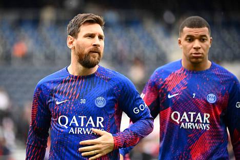 Lionel Messi (vas.) ja Kylian Mbappe maksavat PSG:lle palkkamenoina maltaita.
