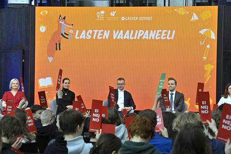 Lasten vaalitentissä poliitikot saivat lapsilta palautetta värilappujen avulla. Riikka Purra (vasemmalla), Sanna Marin, Petteri Orpo ja Petri Honkonen (oikealla) kuvassa.
