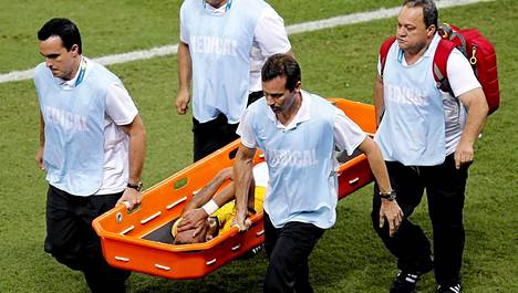 Tuskainen Neymar kannettiin paareilla kentältä.