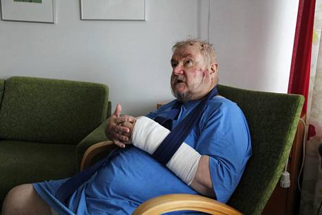 Pekka Kataja pahoinpideltiin kotonaan Jämsässä. Hänellä todettiin sairaalassa kallonmurtuma ja aivoverenvuoto. Peukalon lisäksi myös kolme kylkiluuta oli murtunut.