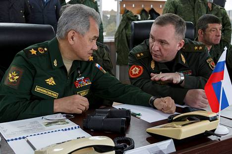 Venäjä ja Valko-Venäjä tekevät läheistä sotilaallista yhteistyötä. Puolustusministerit Sergei Shoigu (vas.) ja Viktor Khrenin tapasivat sotaharjoituksessa helmikuussa Valko-Venäjällä.