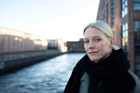 Laura Birn sanoo, ettei pidä näyttelijäntöitä Suomessa ja ulkomailla mitenkään erillisinä asioina: hän rakastaa molempia.