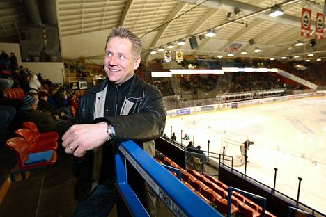 Olli Lindholm oli tuttu näky Porin Ässien ottelujen katsomossa. Kuva on vuodelta 2008.