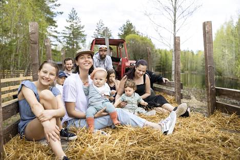 Kasaa perhe tai vaikka koko suku yhteen ja hyppää traktorin kyytiin. Maatilalla koet entisajan elämyksiä heinäpaalien päällä. MuuMaassa riittää iloa kaiken ikäisille.