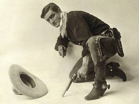 Näyttelijä Tom Mixin elokuva Mr. Logan U.S.A. vuodelta 1918 nosti farkkuja käyttävät cowboyt kansakunnan sankareiksi.