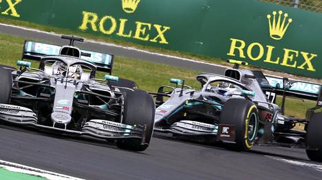 Sunnuntainen Britannian GP tarjosi formulaherkkua koko rahalla. Kuvassa voitosta vääntäneet Mercedeksen Lewis Hamilton ja Valtteri Bottas.
