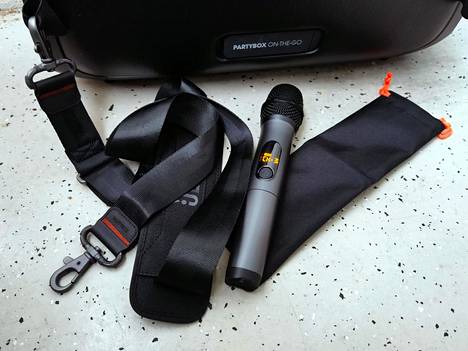 JBL:n varusteisiin kuuluu kantohihna sekä mikrofoni suojapusseineen.