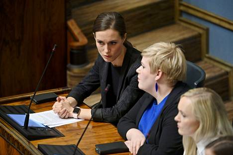 Ministeriaitiossa pääministeri Sanna Marin, valtiovarainministeri Annika Saarikko (kesk) ja ympäristöministeri Maria Ohisalo (vihr).