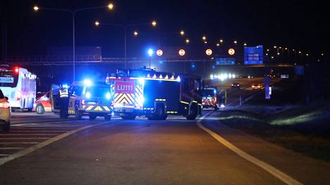 Autoilijoita kääntyi takaisin Turun suuntaan pelastusyksiköitä varten avattujen moottoritien keskipuomien kautta.
