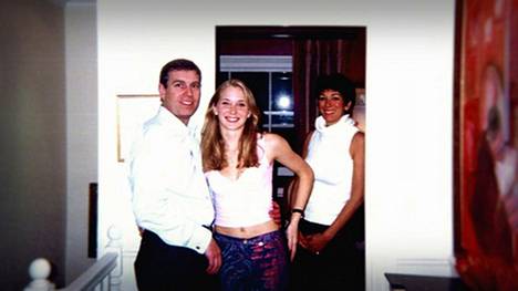 Prinssi Andrew, Virginia Giuffre (tuolloin Roberts) sekä Ghislaine Maxwell poseerasivat yhdessä kameroille viimeksi mainitun asunnolla maaliskuussa 2001.