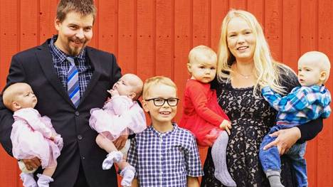 Tia Mikkola ja Marko lasten kanssa viime kesänä. Markon sylissä kaksoset Jemina ja Emilia, keskellä Matias ja Tian sylissä kaksoset Aurora ja Rasmus. 