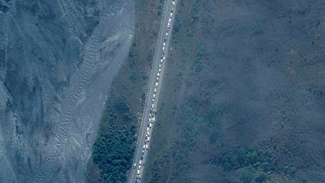 Tuhansien autojen jonot näkyvät myös satelliittikuvissa. Kuva Georgiaan johtavalta tieltä.