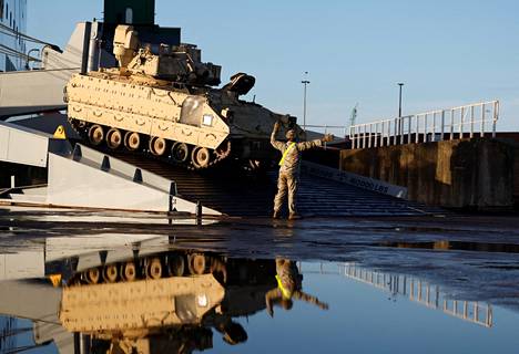 Kuvan Bradley-rynnäkköpanssarivaunu ei ole matkalla Ukrainaan, vaan Puolaan tai Liettuaan osana Nato-joukkojen vahvistamista. Yhdysvallat on luvannut lähettää myös Ukrainaan muun sotakaluston ohella ainakin 50 Bradley-vaunua.