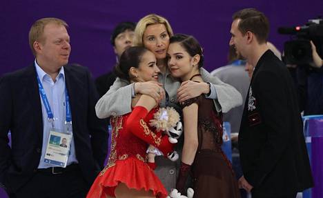 Eteri Tutberidze halasi kultaa ja hopeaa saavuttaneita tähtioppilaitaan Pyeongchangin kisoissa.