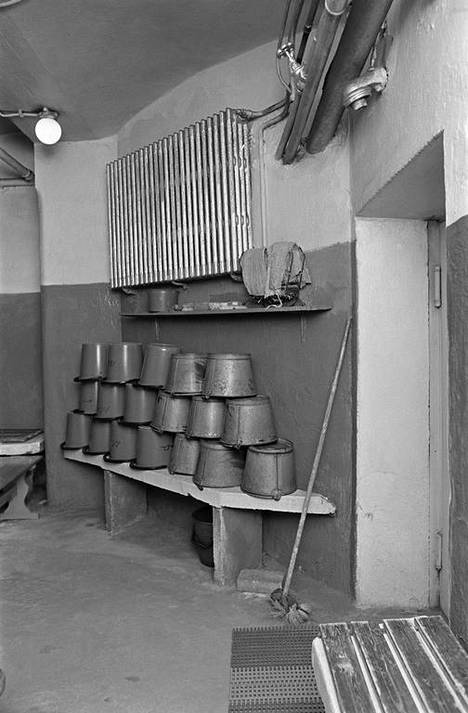 Miesten saunan pesuhuone, jonka paikalleen valetut penkit ovat yhä osa Kristianinkadun asunnon sisustusta.