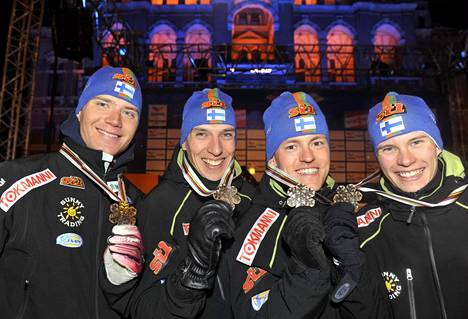 Ville Nousiainen, Teemu Kattilakoski, Sami Jauhojärvi ja Matti Heikkinen poseerasivat pronssisten viestimitalien kanssa Liberecin MM-kisoissa 2009.