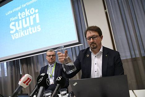 THL:n pääjohtaja Markku Tervahauta (vas.) sekä terveysturvallisuuden johtaja Mika Salminen THL:n infotilaisuudessa koronaviruksesta maaliskuussa.