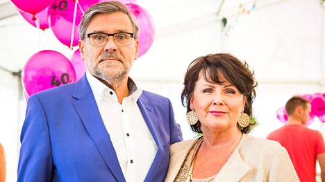 Rauno ja Marjo Sjöroos juhlistivat heinäkuussa 30-vuotishääpäiväänsä.