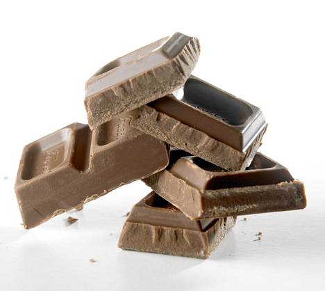 Fazerin makeisten tuotekehittelystä vastaava Tiina Karppinen neuvoo säilyttämään suklaan huoneenlämmössä. –Jääkaappi ei muuta huomattavasti makua, mutta suklaan rakenne ei enää palaudu entiselleen.