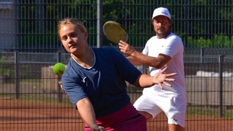 Veera ja Teemu Selänne harjoittelun tiimellyksessä Kalastajatorpan tenniskentällä.