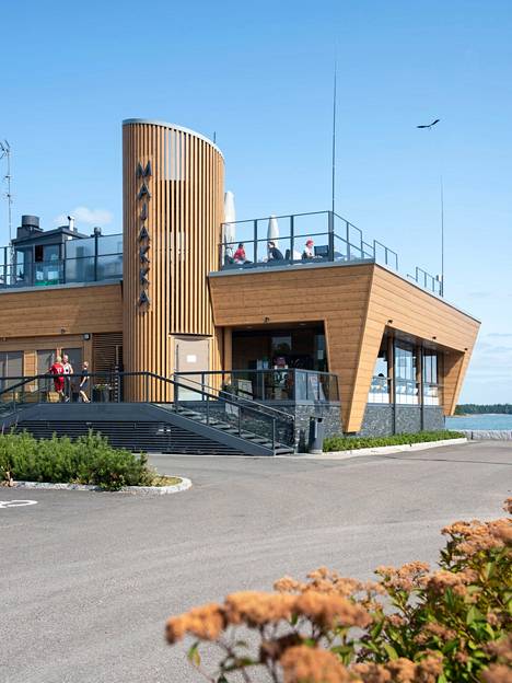 Nokkalan Majakka on rantakahvila-ravintola, jossa voi nauttia kahvilatuotteita tai täyttävämpää ruokaa sekä juomaa merimaisemissa. 