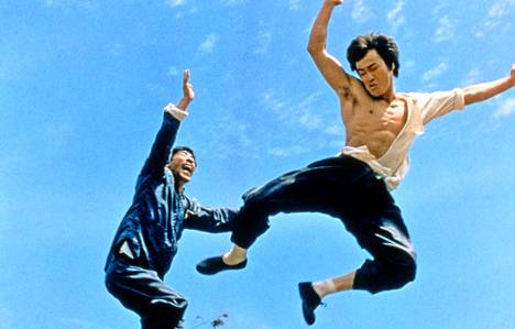 Vuonna 1971 ilmestynyt Lohikäärmeen nyrkki (eng. The Big Boss) aloitti Leen kulttimaineeseen nousseiden kungfu-klassikoiden sarjan.