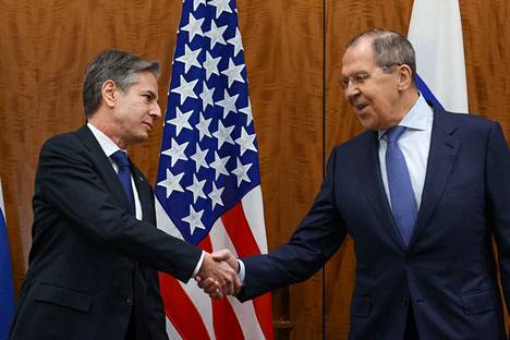 Yhdysvaltain ulkoministeri Antony Blinken ja Venäjän ulkoministeri Sergei Lavrov kättelivät neuvoltuaan Genevessä perjantaina. 