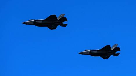 Lockheed Martin F-35 on HX-hankkeen kohutuin ja kiistellyin tarjokas. Kuvassa kaksi Yhdysvaltain ilmavoimien F-35-konetta Ranskan ilmatilassa 6. kesäkuuta.
