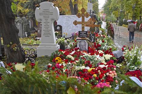 Novodevitshin hautausmaalla lepää useita venäläisiä merkkihenkilöitä. Kuvassa elokuvaohjaaja Mark Zaharovin hauta.