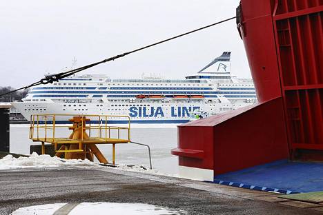 Viking Mariella on kytkettynä maasähköön Katajanokan laiturissa. Silja Line käyttää laivan dieseliä saadakseen sähköä laivaan ollessaan satamassa.