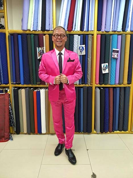 Sami Saari vieraili alkuvuonna Thaimaassa, jossa hän teetti tutulla räätälillä keikkoja varten mm. tyylikkään vaaleanpunaisen puvun. Nyt koronakriisi takia tulevat keikat on peruttu.