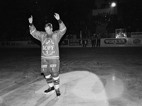 Matti Hagman kiitti HIFK:n kotiyleisöä jäähyväisottelunsa päätteeksi marraskuussa 1992.