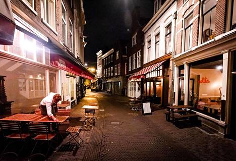 Ravintoloiden terasseja siivottiin Haarlemissa syyskuun lopussa.