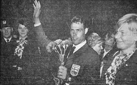 Pauli Nevala palasi Tokion olympiakisoista Suomeen 26. lokakuuta 1964 juhlittuna kultamitalistina. Hänen oikealla puolellaan perhosuinnissa 4:nneksi sijoittunut Eila Pyrhönen ja vasemmalla korkeushypyssä 13:nneksi sijoittunut Leena Kaarna.