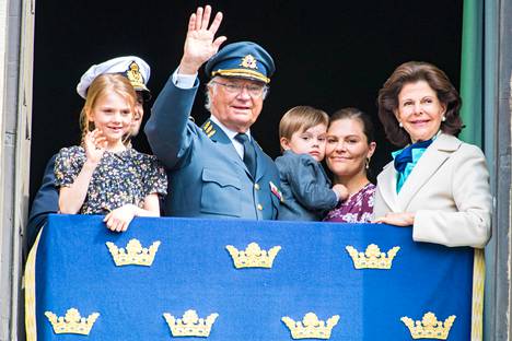 Estelle, kuningas Kaarle Kustaa, Oscar, Victoria ja kuningatar Silvia tervehtivät kansaa huhtikuussa.