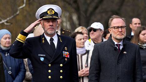 Naton sotilaskomitean puheenjohtaja Rob Bauer (vas.) ja Latvian puolustusministeri Andris Sprūds osallistuivat torstaina seremoniaan, jossa juhlistettiin Latvian 20-vuotista taivalta Nato-maana. Latvia liittyi puolustusliittoon 29. maaliskuuta 2004.